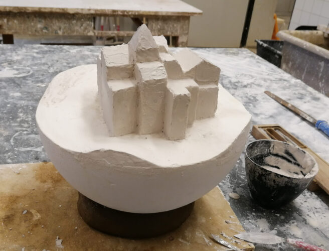 Gipsmodell, Stadt auf einer Halbkugel, klare geometrische Formen