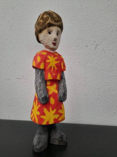 Holzfigur für "Eine kurze Chronik des künftigen China" (Theater Lübeck) geschnitzte Holzfigur mit rot-gelbem Kleid