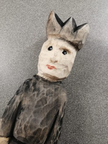 Holzfigur für "Eine kurze Chronik des künftigen China" (Theater Lübeck) geschnitzte Holzfigur mit Krone