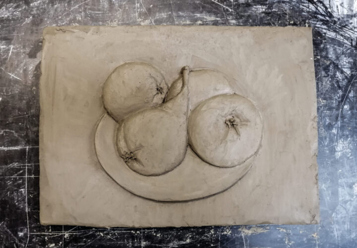 Tonmodell für ein Relief: Teller mit Äpfeln und Birnen