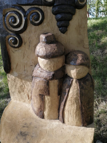 Die alte Straßenlaterne (nach H.C. Andersen) - Volkspark Flensburg Holzskulptur einer Straßenlaterne mit zwei Menschen darunter; Figurendetail