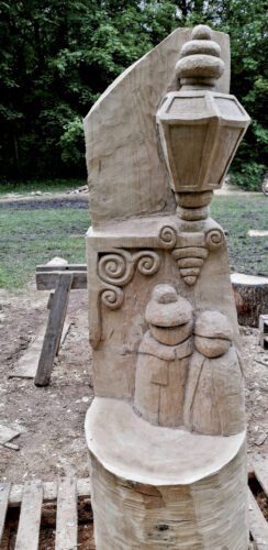 Die alte Straßenlaterne (nach H.C. Andersen) - Volkspark Flensburg große Holzskulptur einer Straßenlaterne mit zwei Menschen darunter