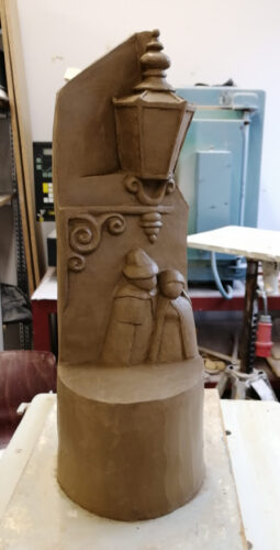 Tonmodell für eine Skulptur: eine Straßenlaterne, unter der ein Mann und eine Frau dicht beieinander stehen